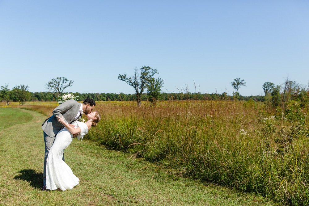 Bride and groom in the fields at Manassas Battlfield