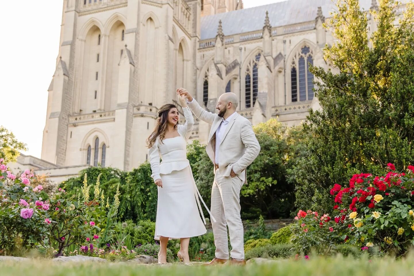 Kicking off the first day of spring with this beautiful spring elopement featured on the blog! Stephanie and Juan had such a gorgeous day 🌷🌸🌹