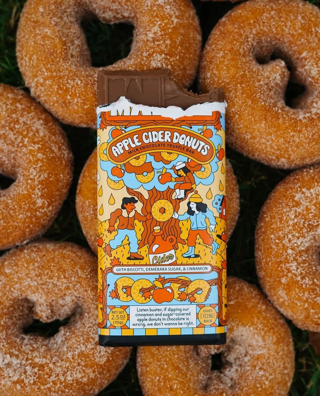 Inspired by the ultimate corn maze prize&mdash;a warm, sugar-dusted cider donut. 🍩✨ This cozy @maevechocolate  milk chocolate truffle bar is spiced with cinnamon, crunchy sugar bits, and biscotti pieces for that farmstand-fresh feeling. 🍁 Find it a