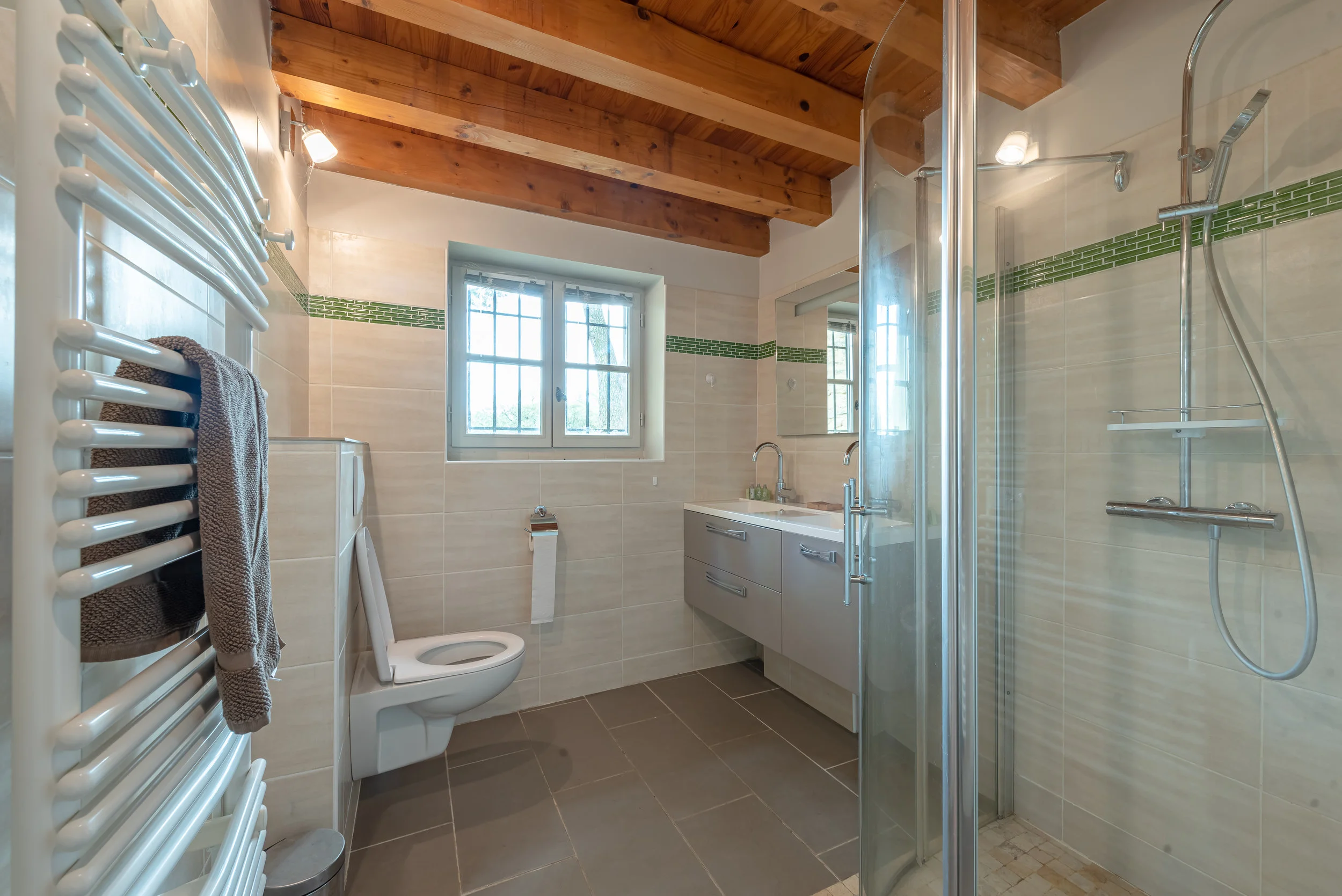 Moulin bathroom.jpg