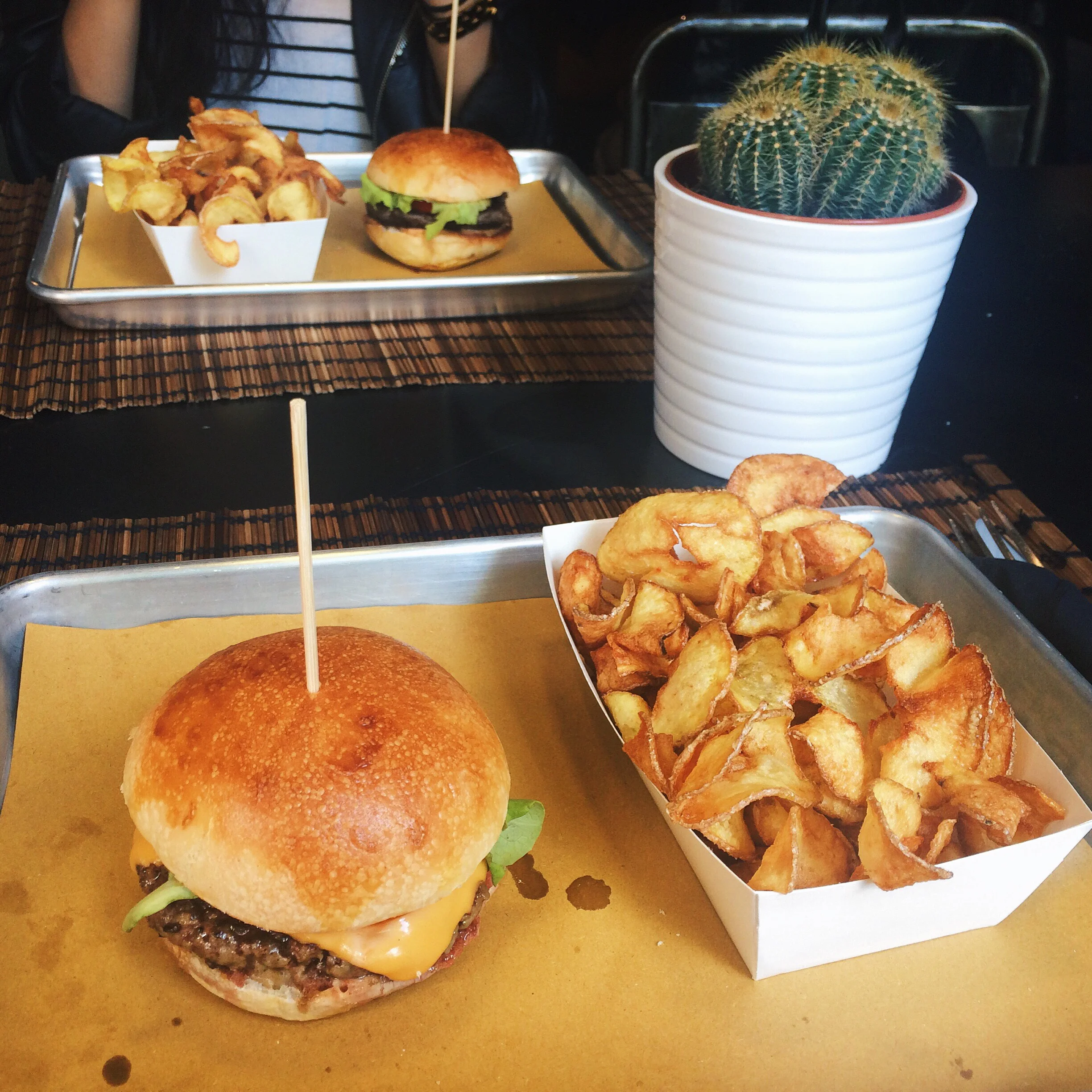   Cheezy Weezy : Cheeseburger &amp; Crisps 