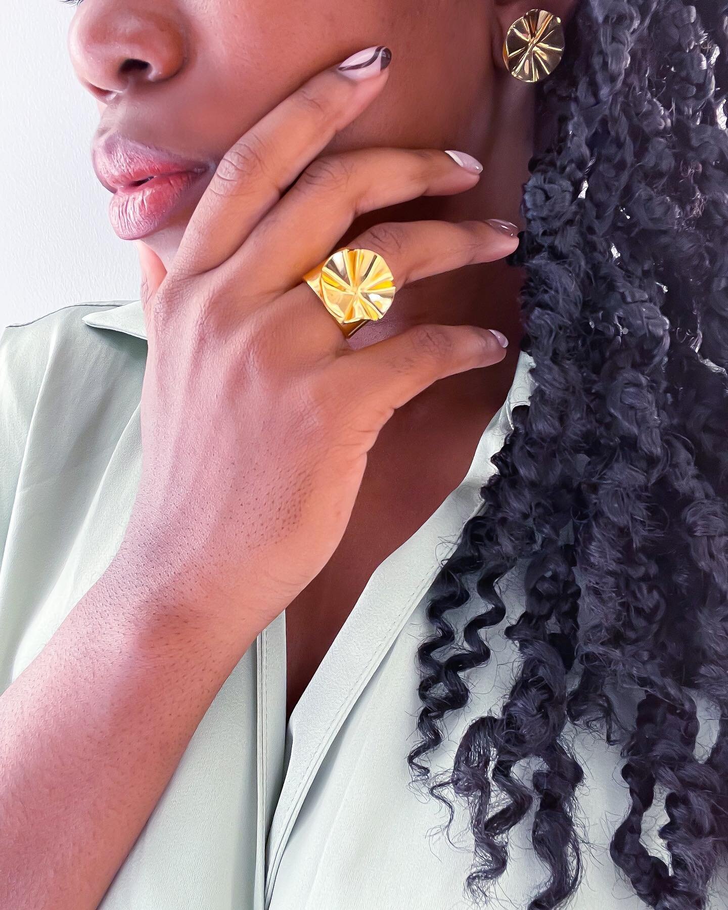 New Bidu collection from @shopsoko ✨ perfectly in time for Chicago spring florals &amp; summer vibes! 

Here&rsquo;s hoping our winter is actually over 🤞🏾 

Lipstick is Secure by @thelipstickjourney 

Nails done by @chicnailsatd