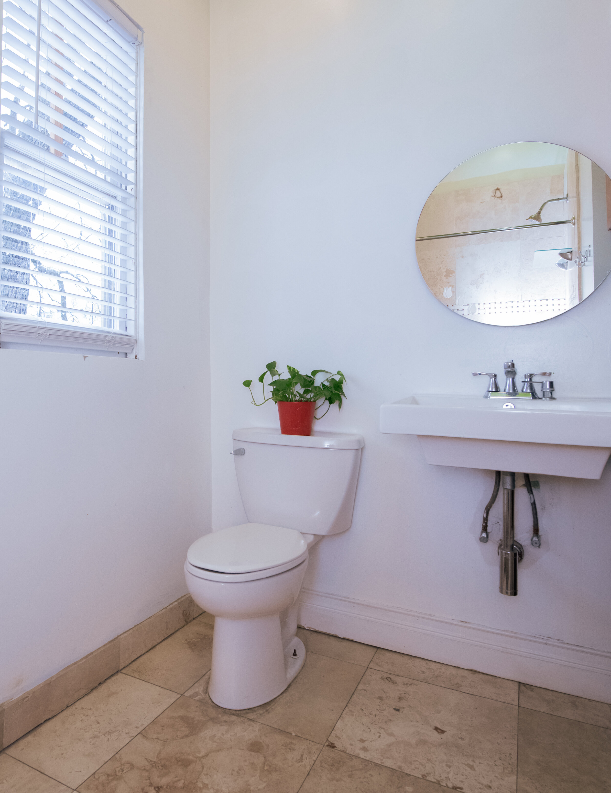 Subletinn Francis Apartment Elegant Bathroom