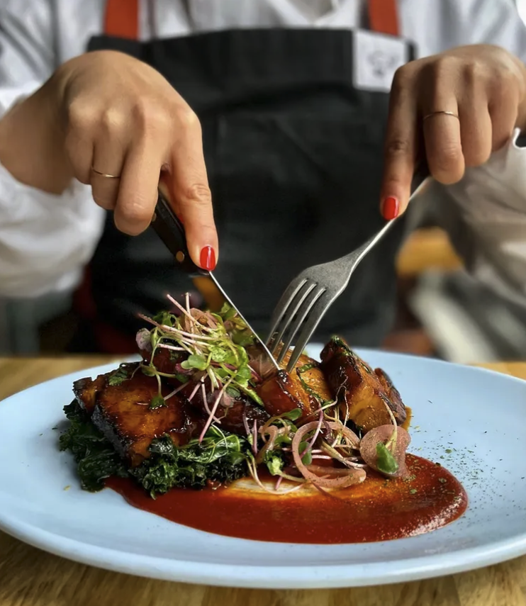 Subletinn intern enjoying exquisite cuisine in Chicago