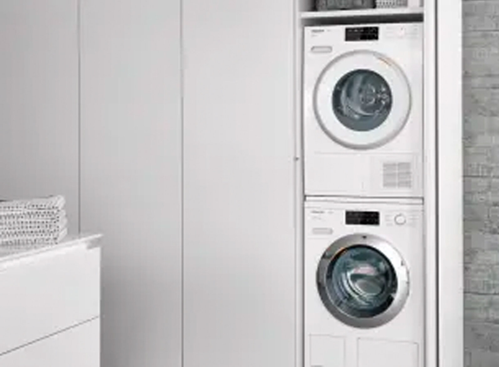 ONE-PIECE TALL UNIT FRONT Tall unit element with continuous door which is extended to the floor, thus concealing the plinth in the front – resulting in extra elegance and homeliness.