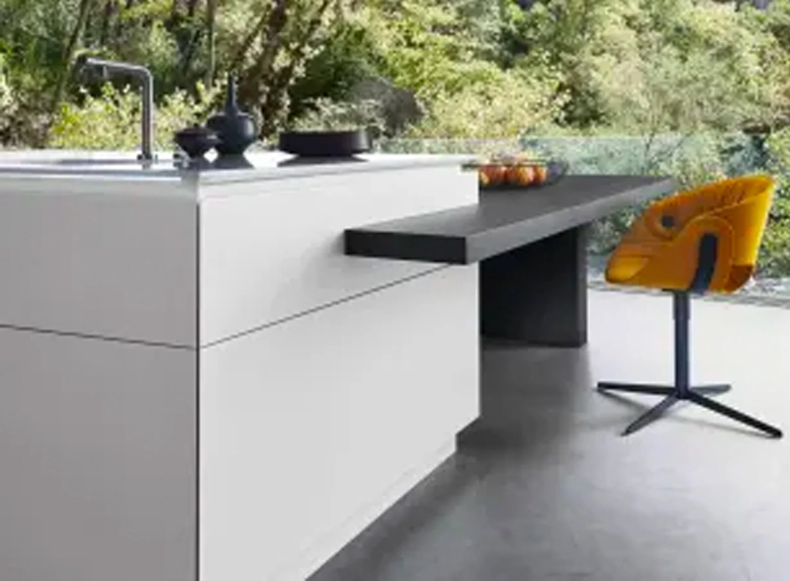 VARIABLE TABLE SOLUTION Dock-on tables can be made to measure and to cater to customers’ style preferences, and round off the overall effect of every kitchen.