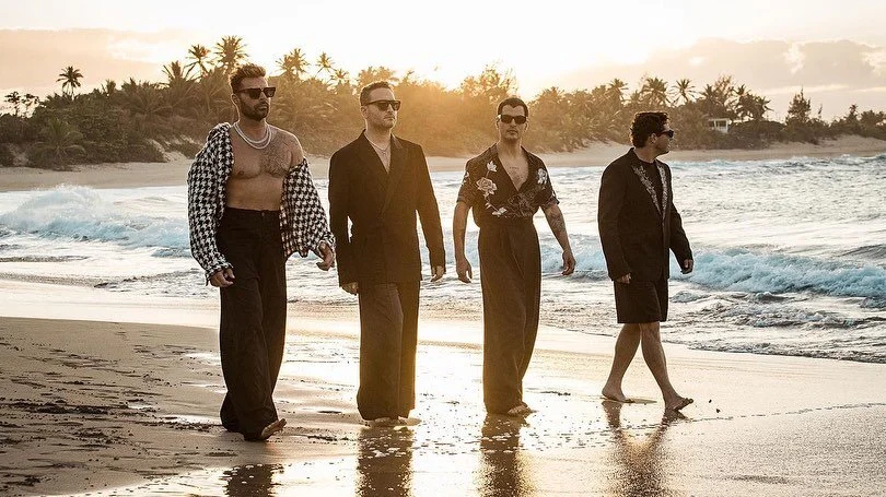 Official behind the scenes video of the making of the music video &ldquo;A Veces Bien Y A Veces Mal&rdquo; by  @ricky_martin + @reikmx View entire video at link in bio 

Directed by 🙋🏻&zwj;♀️
Photos by @mounce 
BTS video by @eduardo_uribe_guerrero 