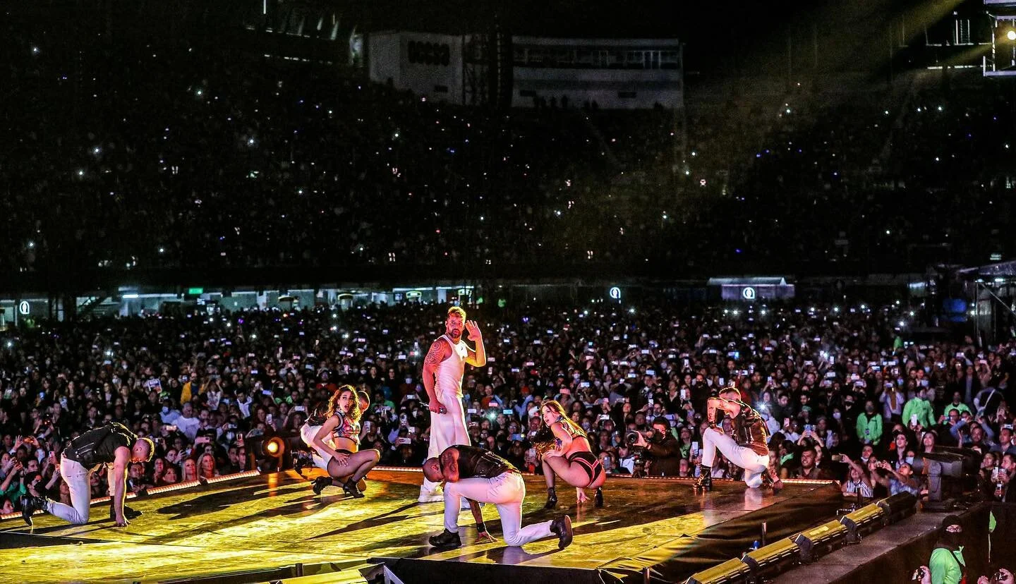 Que buen p&uacute;blico en el Foro Sol! ☀️🇲🇽💛 Pura energ&iacute;a para ese mega show. @ricky_martin