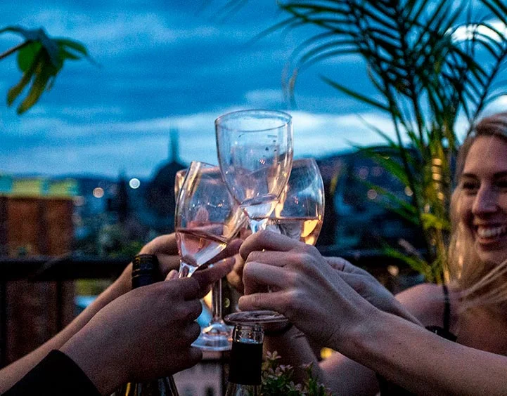 Ønsk gjestene velkommen med en velkomstdrink for å skape den riktige stemningen.