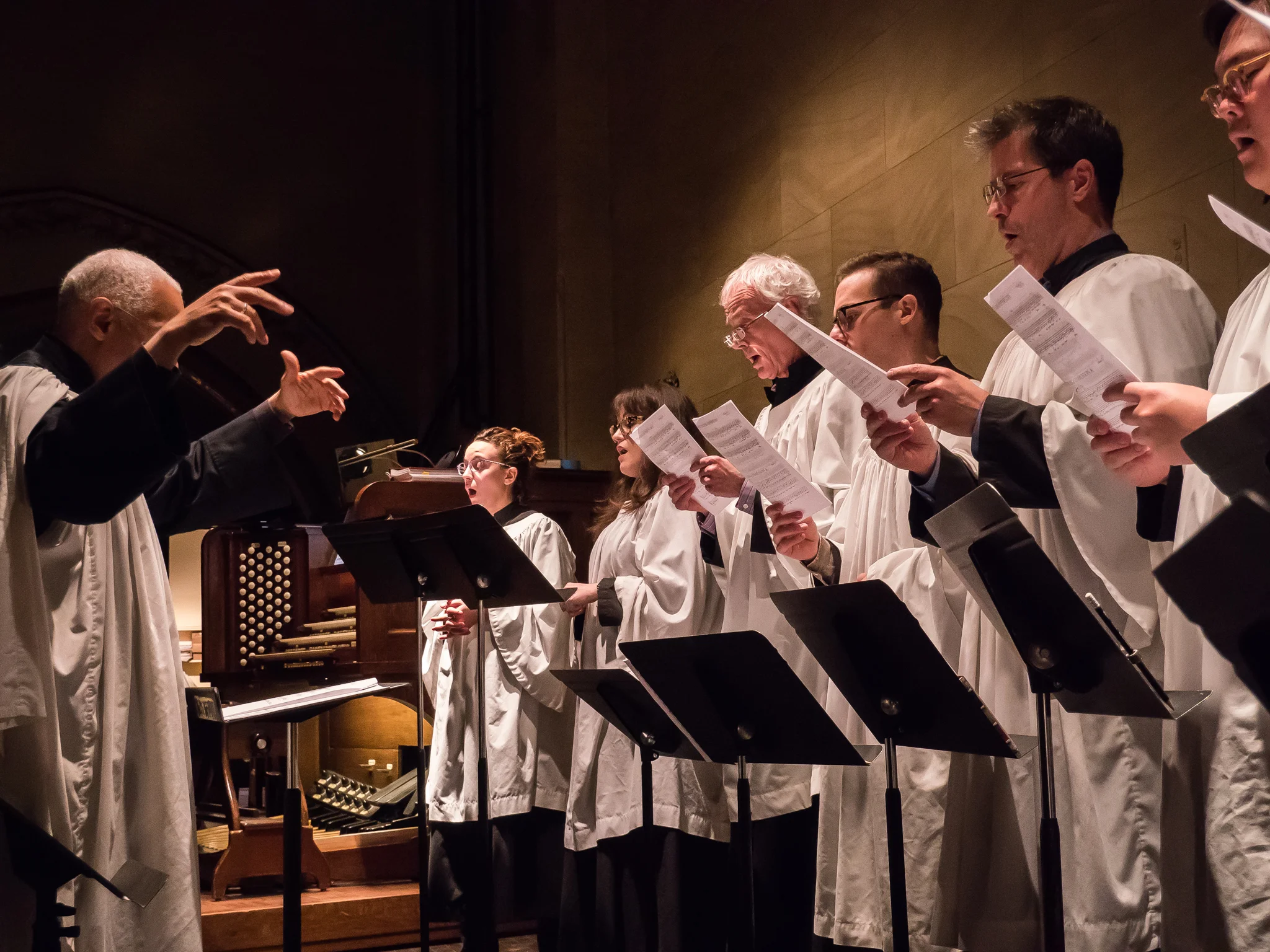 Dr. David Hurd conducts the parish choir. Photo by Ricardo Gomez