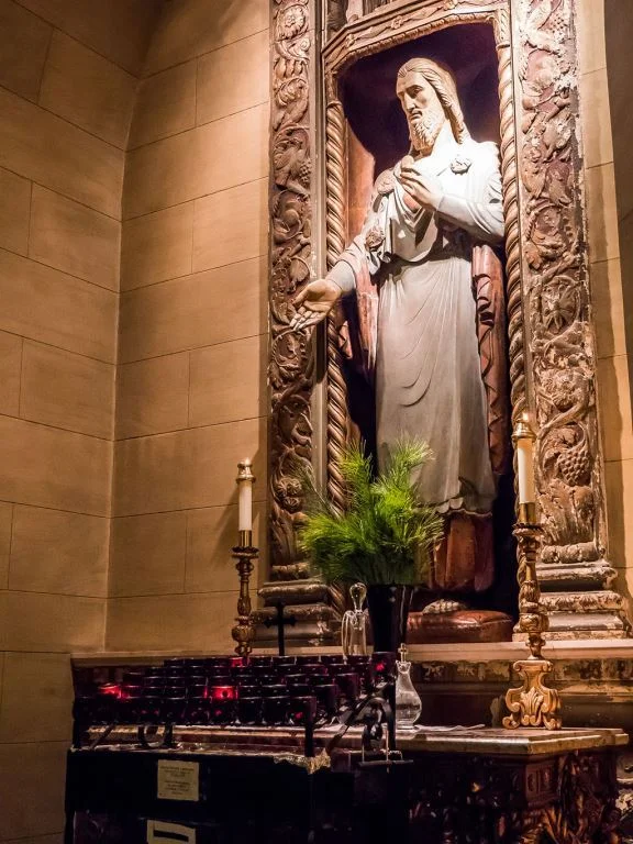  Flowers are not used at the high altar during Advent, except on the third Sunday of the season. A few sprigs of pine were placed at the Shrine of the Sacred Heart. Photo by Ricardo Gomez