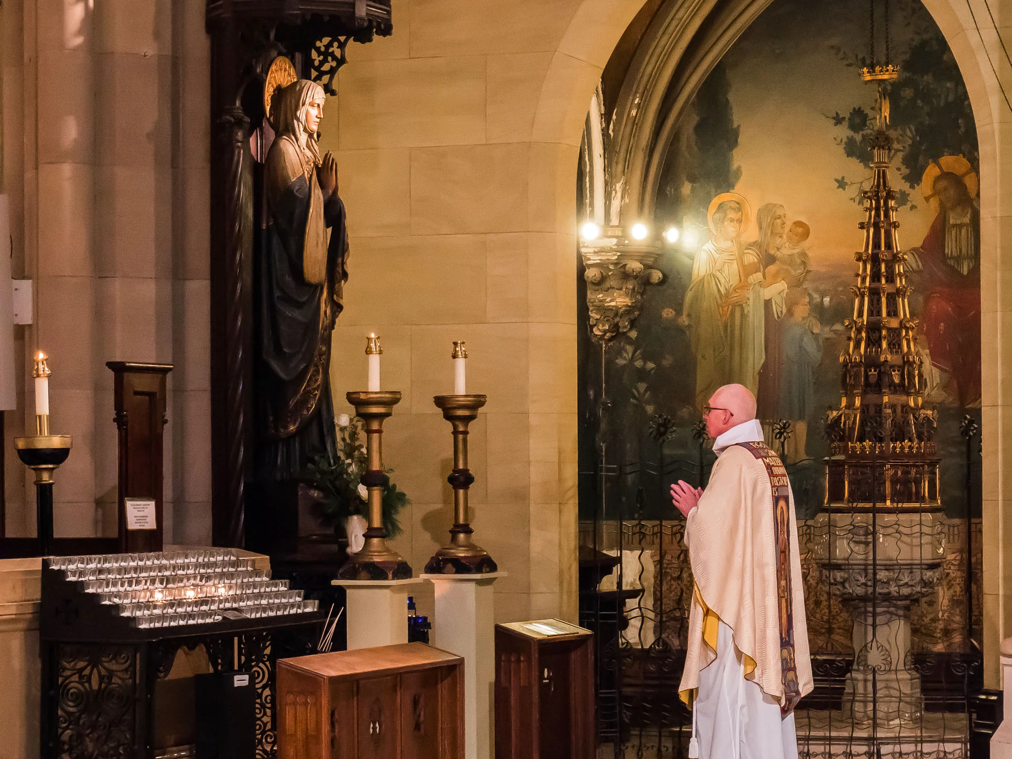 The Rector prays the Angelus before the Solen Mass on December 8. Photo by Ricardo Gomez