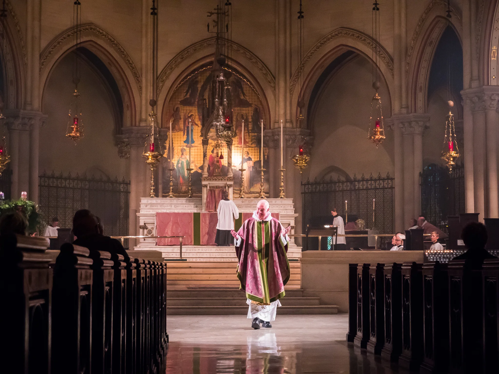 Father Gerth welcomes the Congregation before the final hymn and dismissal. Photo by Ricardo Gomez