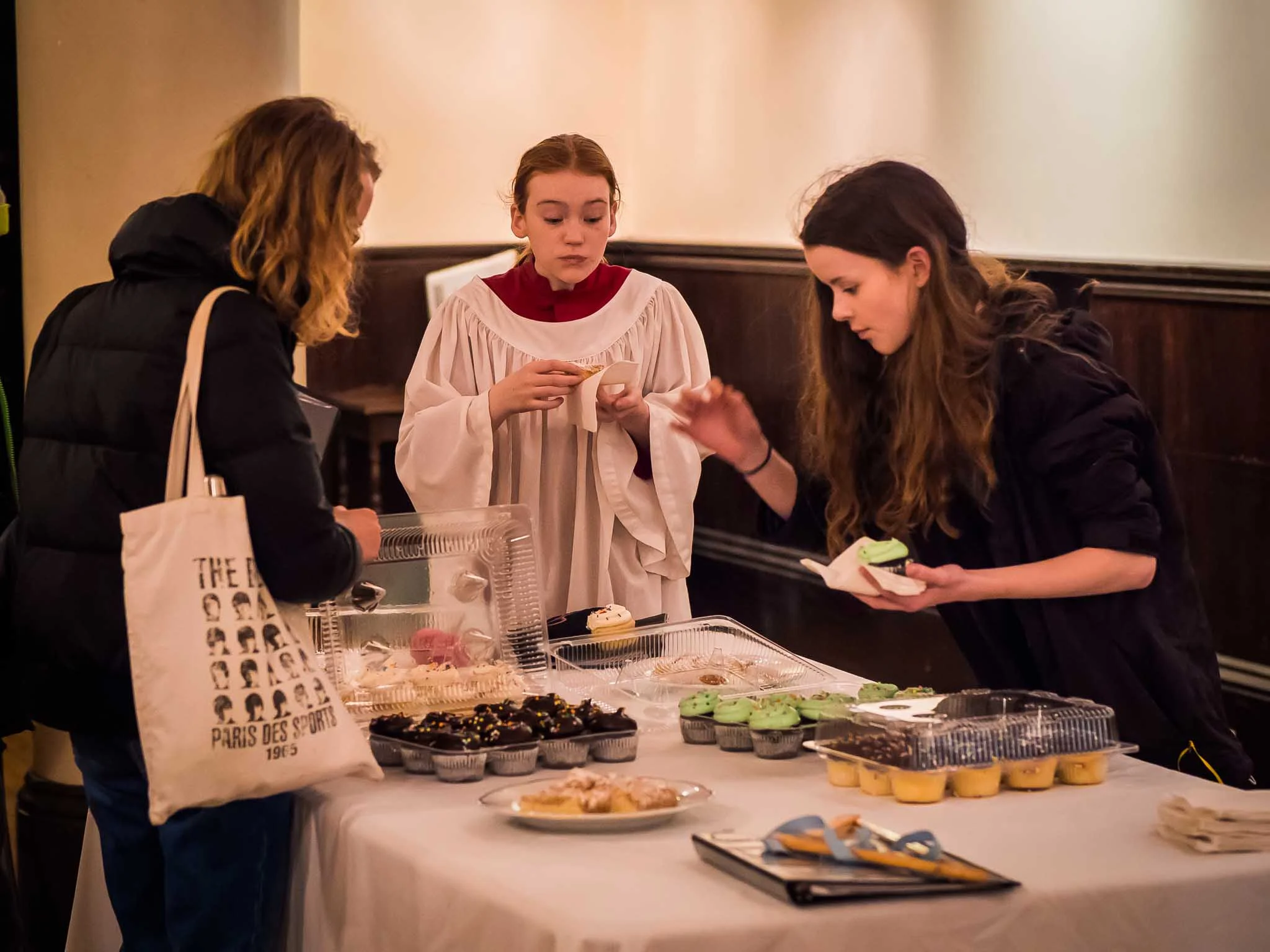 Cupcakes were a popular snack after Evensong. Photo by Ricardo Gomez