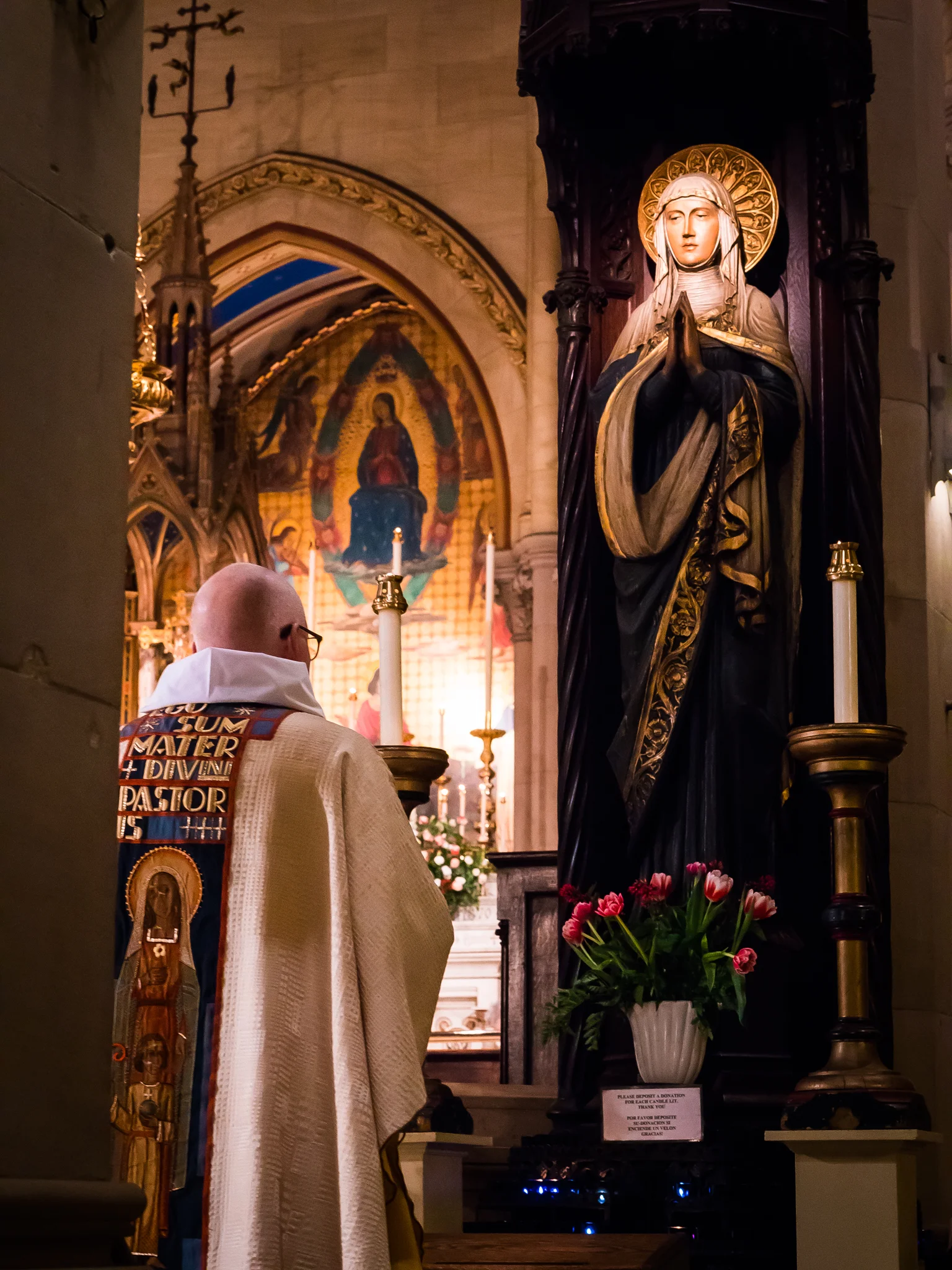 Before the liturgy begins, the Rector leads the Angelus. Photo by Ricardo Gomez