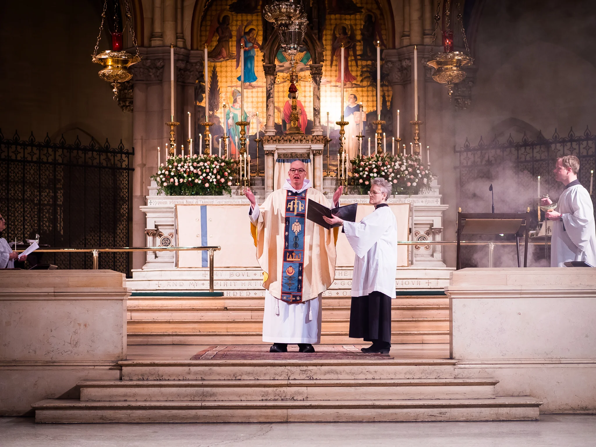 The service begins with the Blessing of Candles. Photo by Ricardo Gomez 