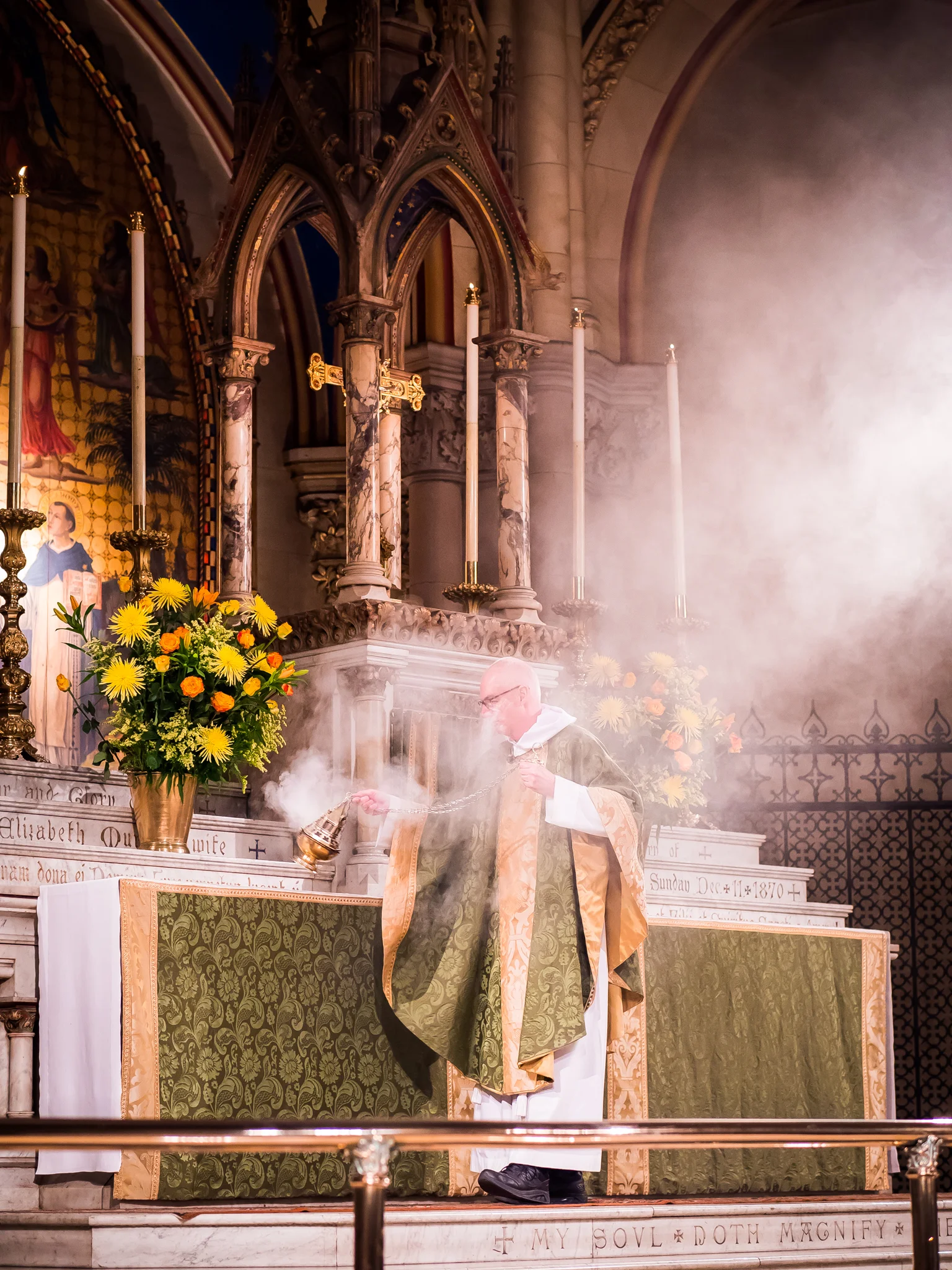 Incense is offered while the choir sings "Gloria in excelsis" from Missa Aeterna Christi Munera by Palestrina (1525-1594). Photo by Ricardo Gomez