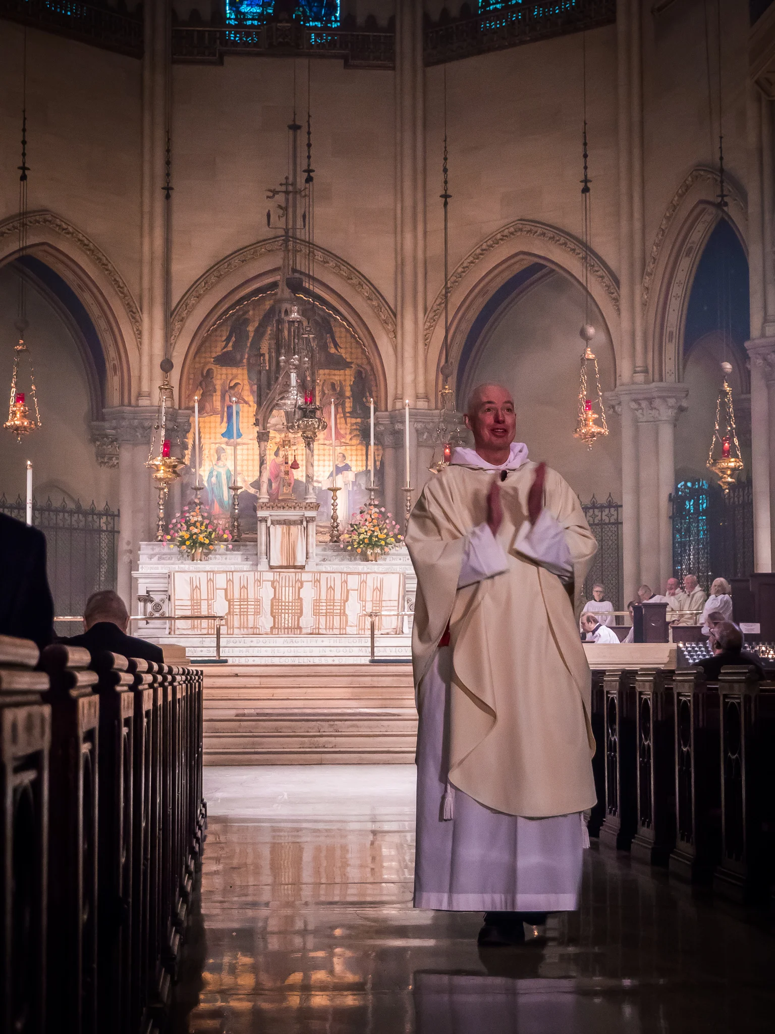 Applause by the congregation for Thomas Schmidt, guest organist & choir director, during announcements before the final hymn and dismissal. Photo by Ricardo Gomez 