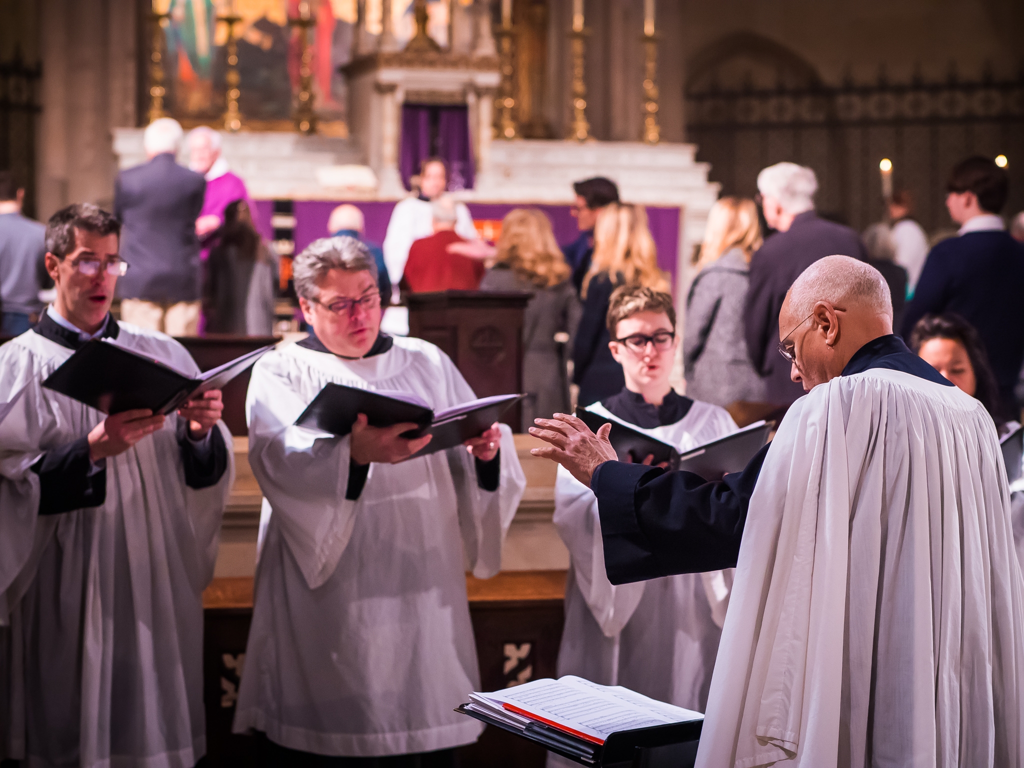   Dr. David Hurd with the Saint Mary’s choir  Photo by Ricardo Gomez 