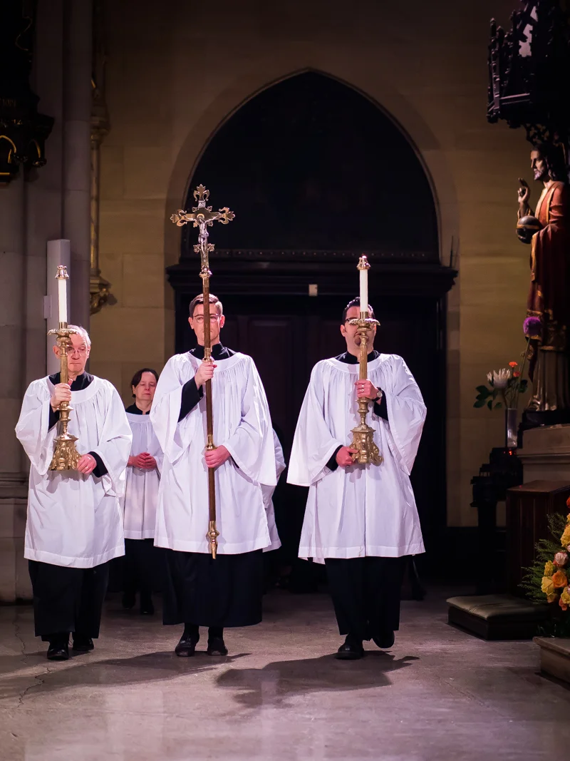 The crucifer and acolytes at the entrance, after the thurifer has entered the chancel. Photo by Ricardo Gomez 