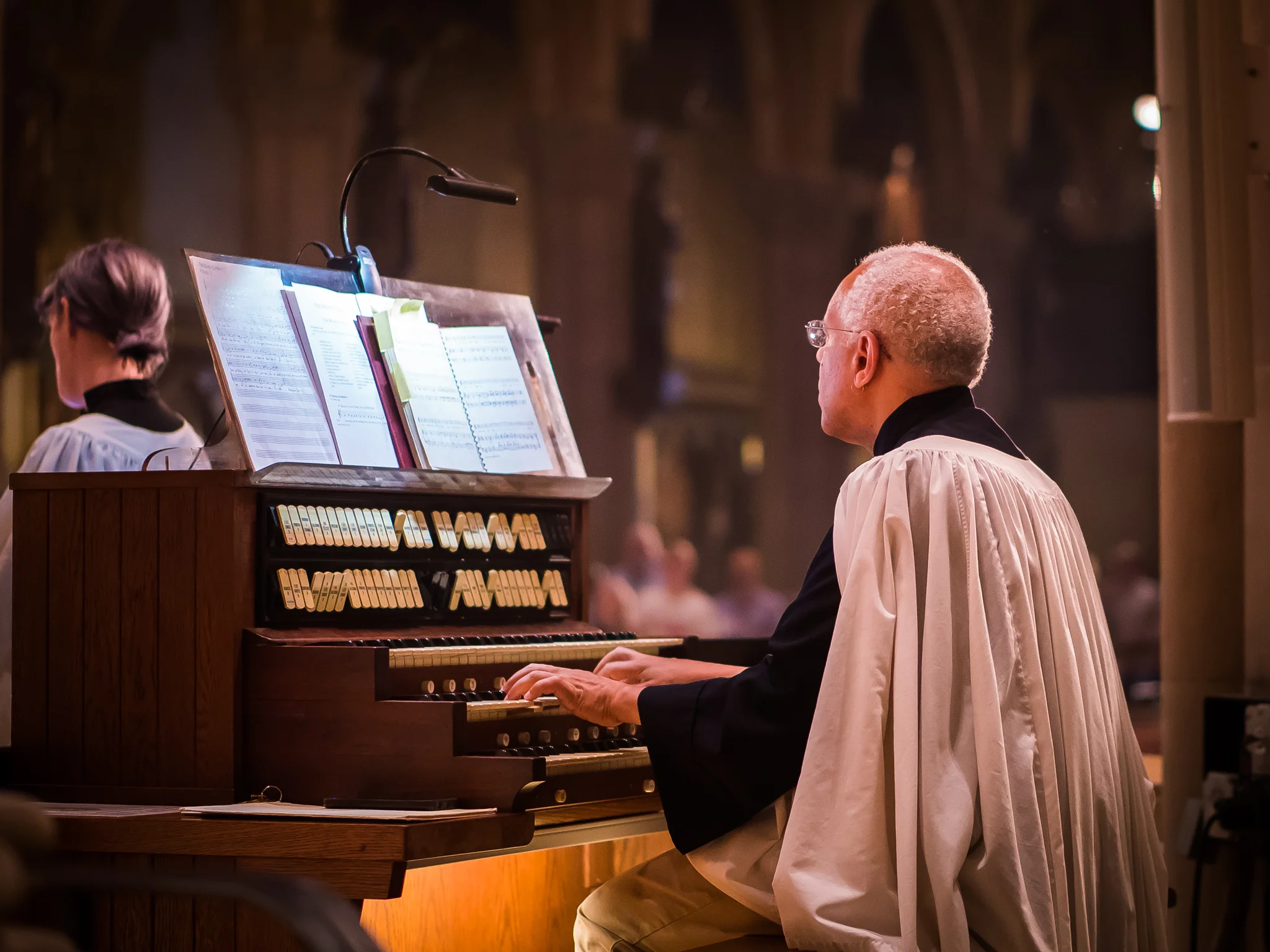 Dr. Hurd plays the first part of the service from the console in the chancel during the summer months. Photo by Ricardo Gomez