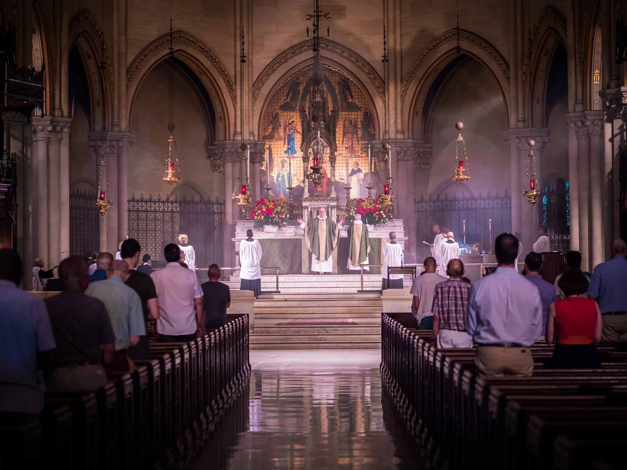 The Great Thanksgiving begins, "The Lord be with you." Photo by Ricardo Gomez