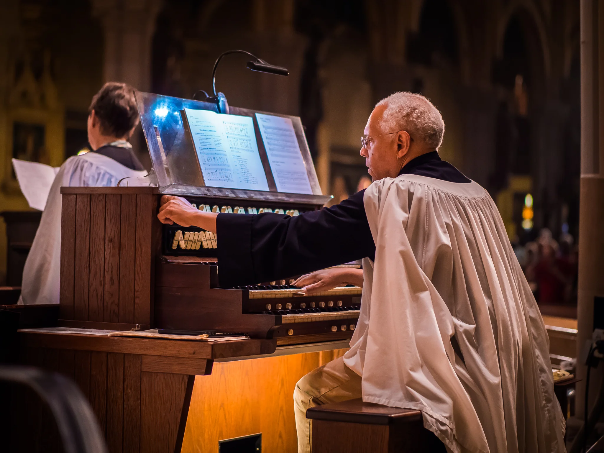 Dr. David Hurd at the chancel console. Photo by Ricardo Gomez