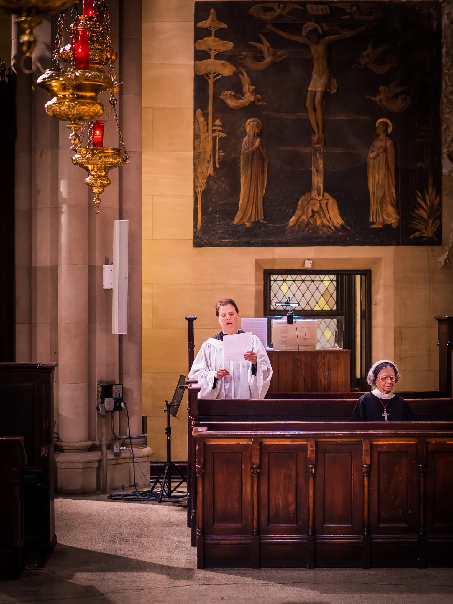 Ruth Cunningham was cantor. Photo by Ricardo Gomez