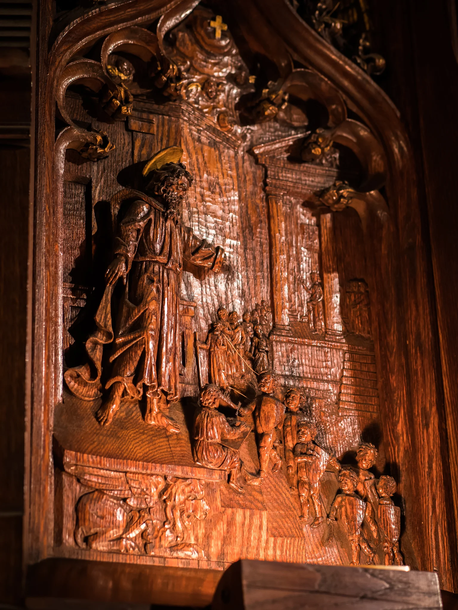 Saint Paul at Athens. One of five carved panels on the octagonal enclosure of the pulpit by Johannes Kirchmayer (1860-1930). Photo by Ricardo Gomez
