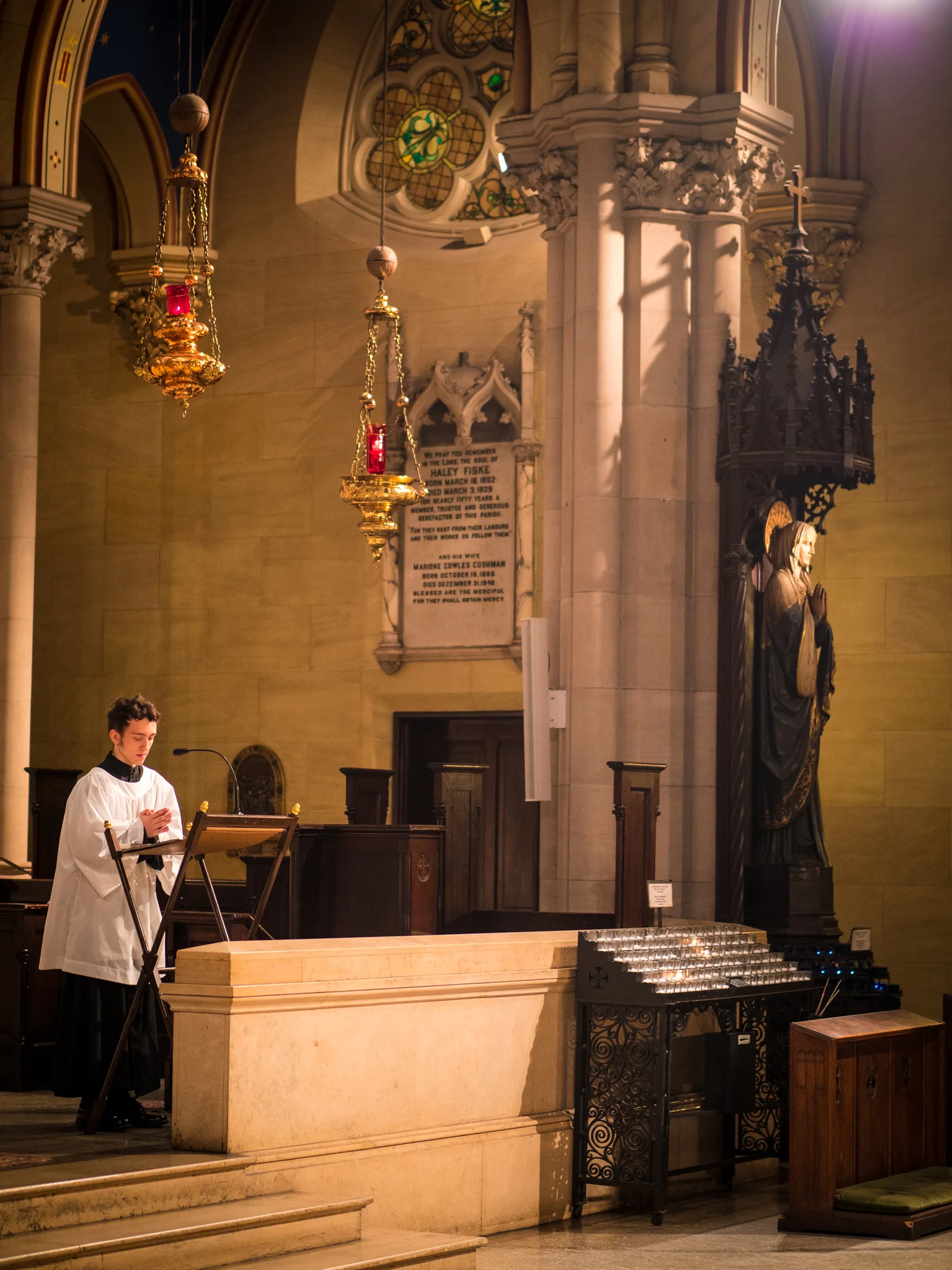 R ami Eskelin was reader. Some Sundays vested servers read the lessons. On most Sundays members of the congregation come forward to read. Photo by Ricardo Gomez