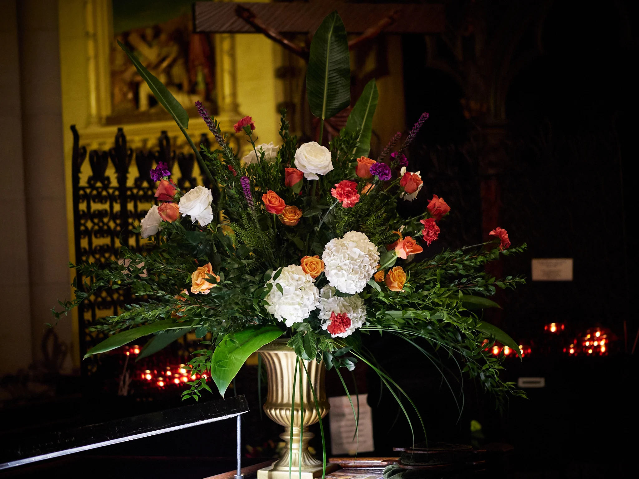 Flowers at the ushers' table. Photo by Ricardo Gomez