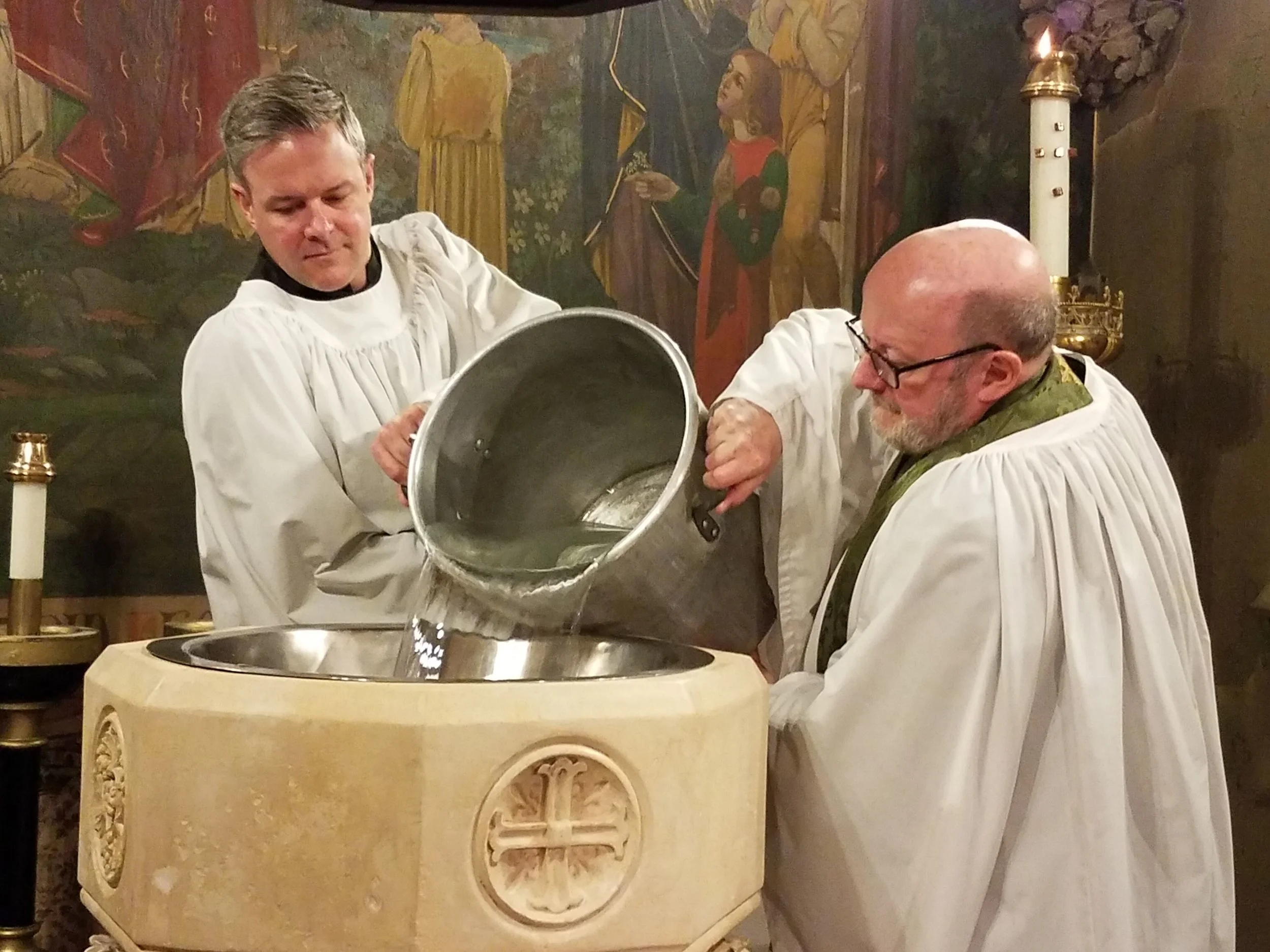 The font is filled to overflowing before the Thanksgiving over the Water. Photo by Marie Rosseels