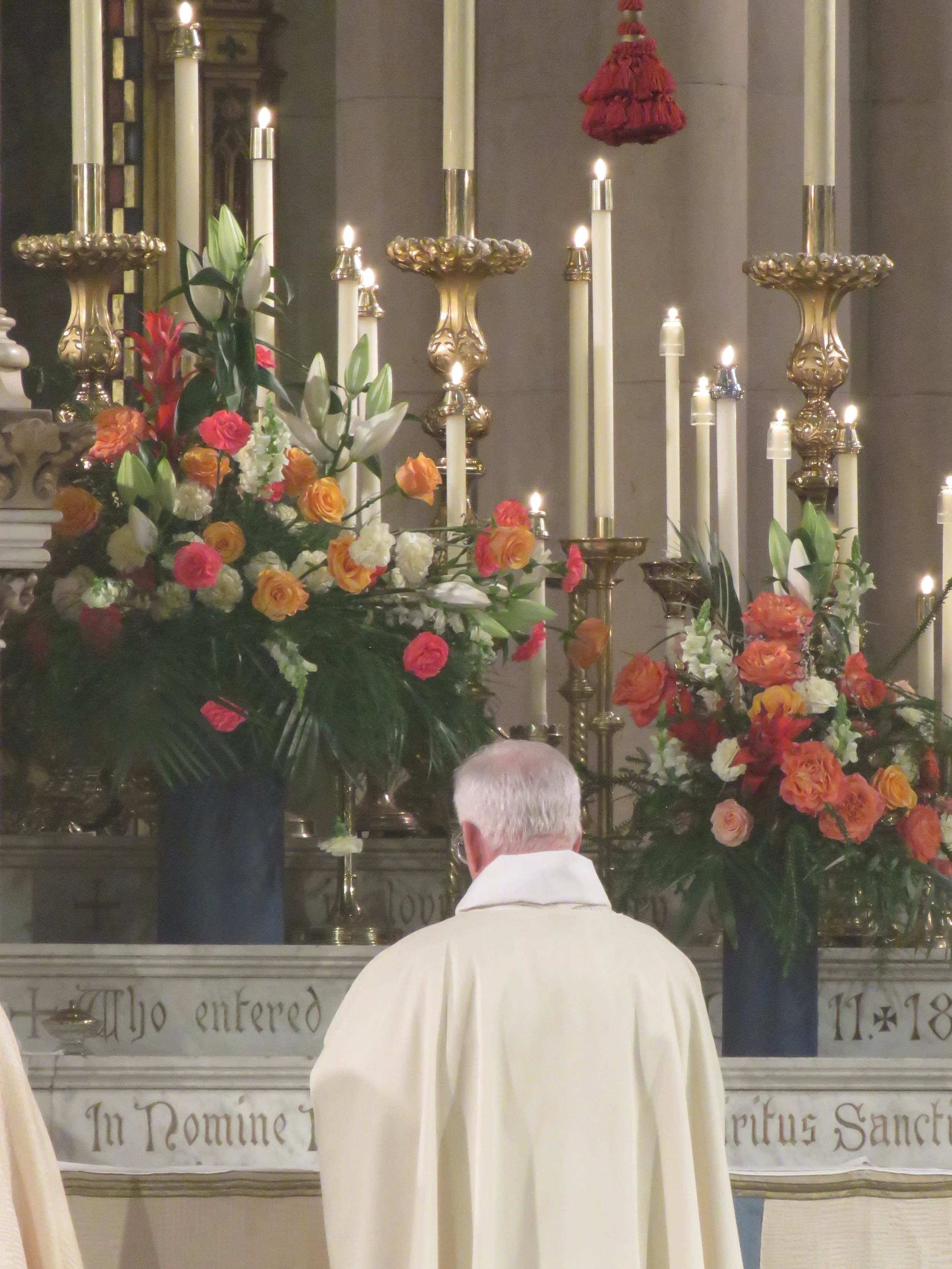 The flowers were given to the Glory of God by Bishop Charles E. Jenkins III in loving memory of his parents, Don and Helen Jenkins. Photo by Damien Joseph SSF