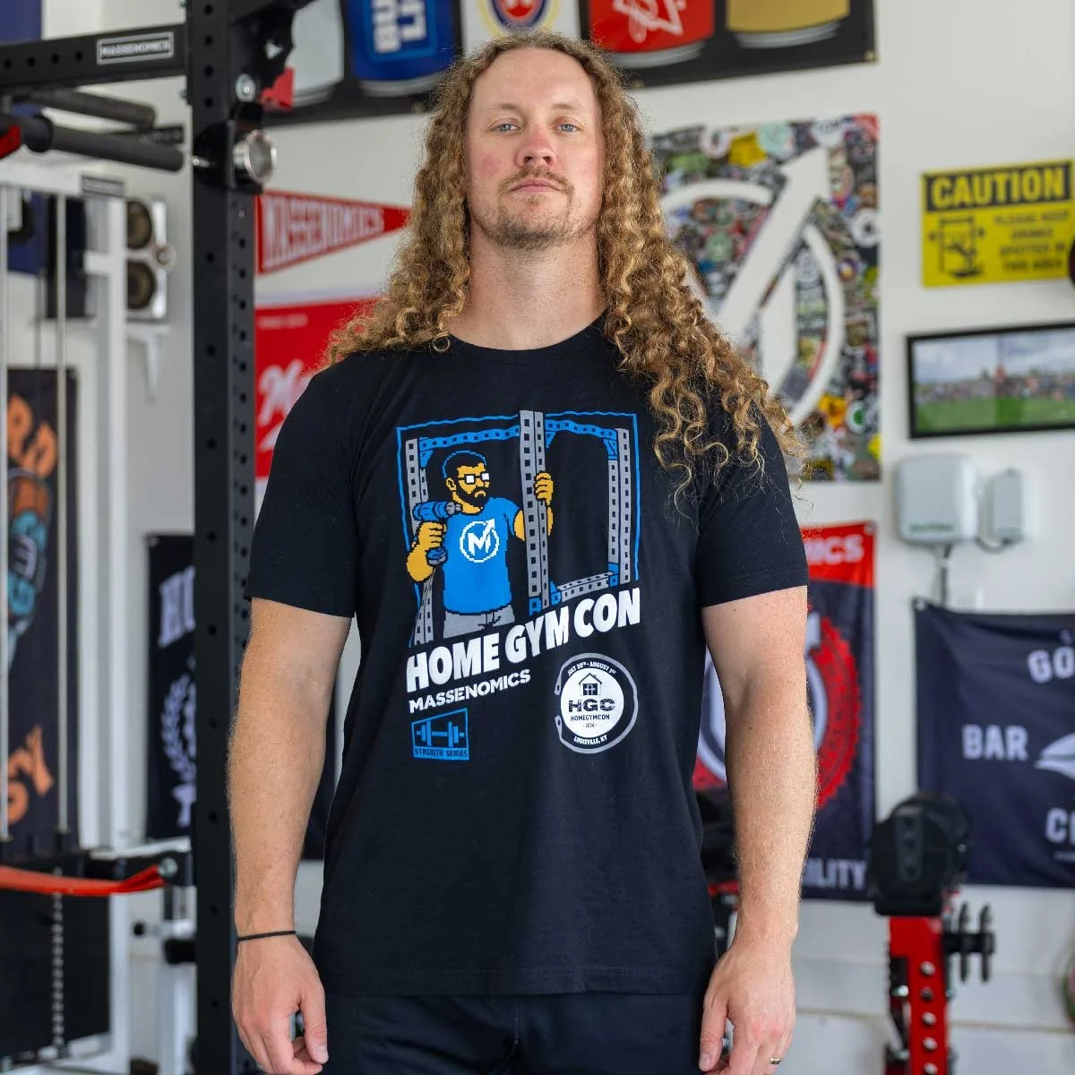 home gym con tee on model