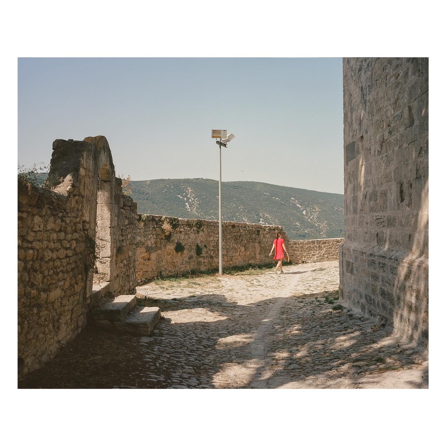 Bonnieux, France. 2020.

#filmisnotdead #portra400 #kodak #mamiya7ii #mediumformat #ishootfilm #filmphotography #filmphotographic #6x7 #120film #negativefb #subjectivelyobjective #somewheremagazine #noicemag #imaginarymagnitude #lekkerzine #archaicma