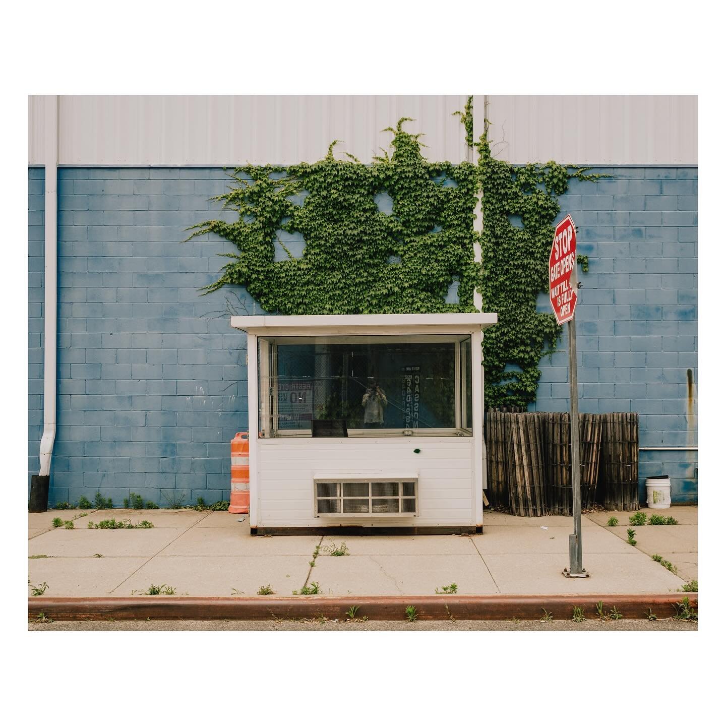 Williamsburg, New York City. 2023.

#fujifilm #xt4 #subjectivelyobjective #cerealmag #minimalzine #paperjournalmag #gominimalmag #somewheremagazine #noicemag #imaginarymagnitude #lekkerzine #ourmomentum #rsa_minimal #archaicmag #thisaintartschool #od