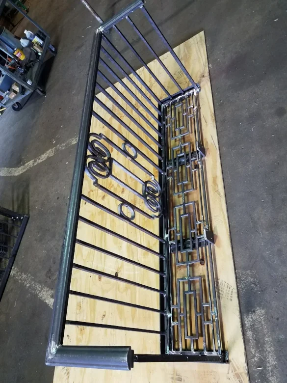 Wider balconette with decorative floor grating