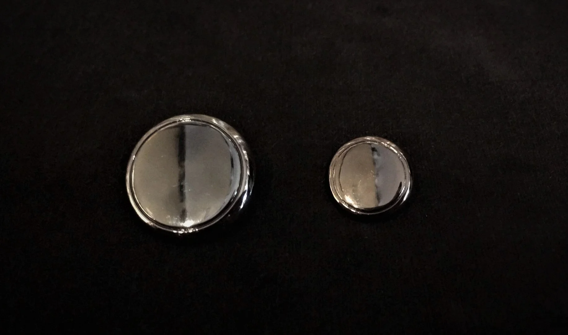 Boutons en métal noir