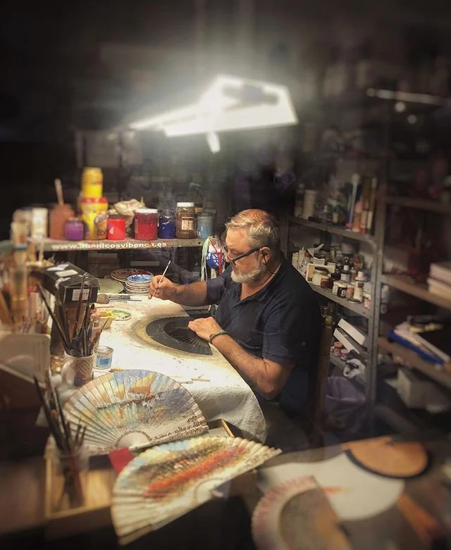 Fan man
.
.
.
#craftsman #fan #spain #traditionalspain #photooftheday #streetphotography #madebyhand #madebyhands #madrid #colourpop #snapseed #painting #handpainted #iphoneonly