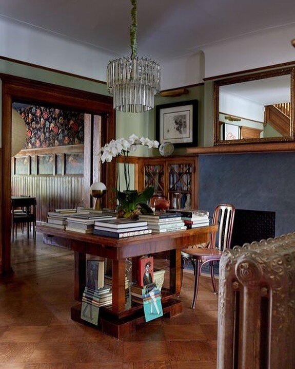 So many questions about this charming 1915 Crown Heights home of @thomas.gensemer and @gbrotman - I'm most curious about the art on the stacks of books beneath. It's hard to execute such a thing in a space without looking kitschy or cutesy, which her
