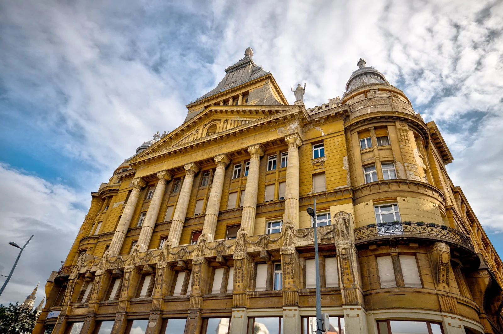 2025 BUDAPEST STREETSCAPES-106.jpg