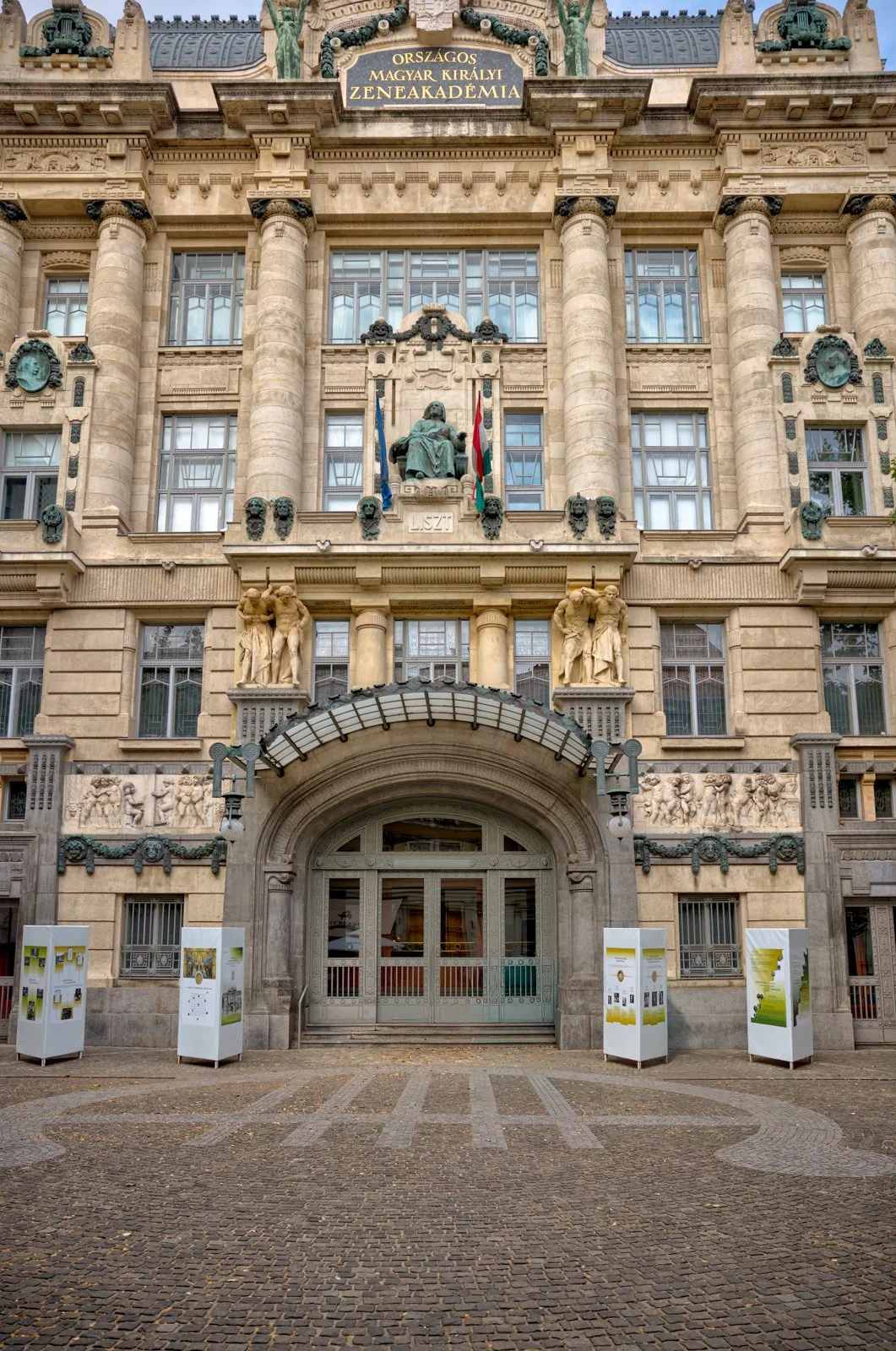 2025 BUDAPEST STREETSCAPES-159.jpg