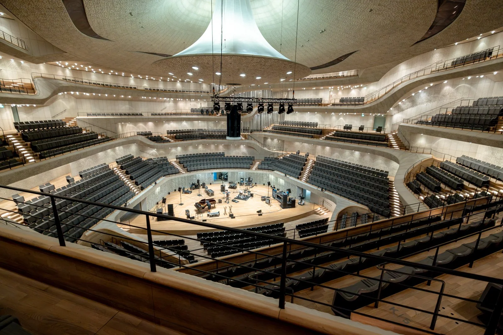 2026 HAMBURG ELBPHILHARMONIE-39.jpg