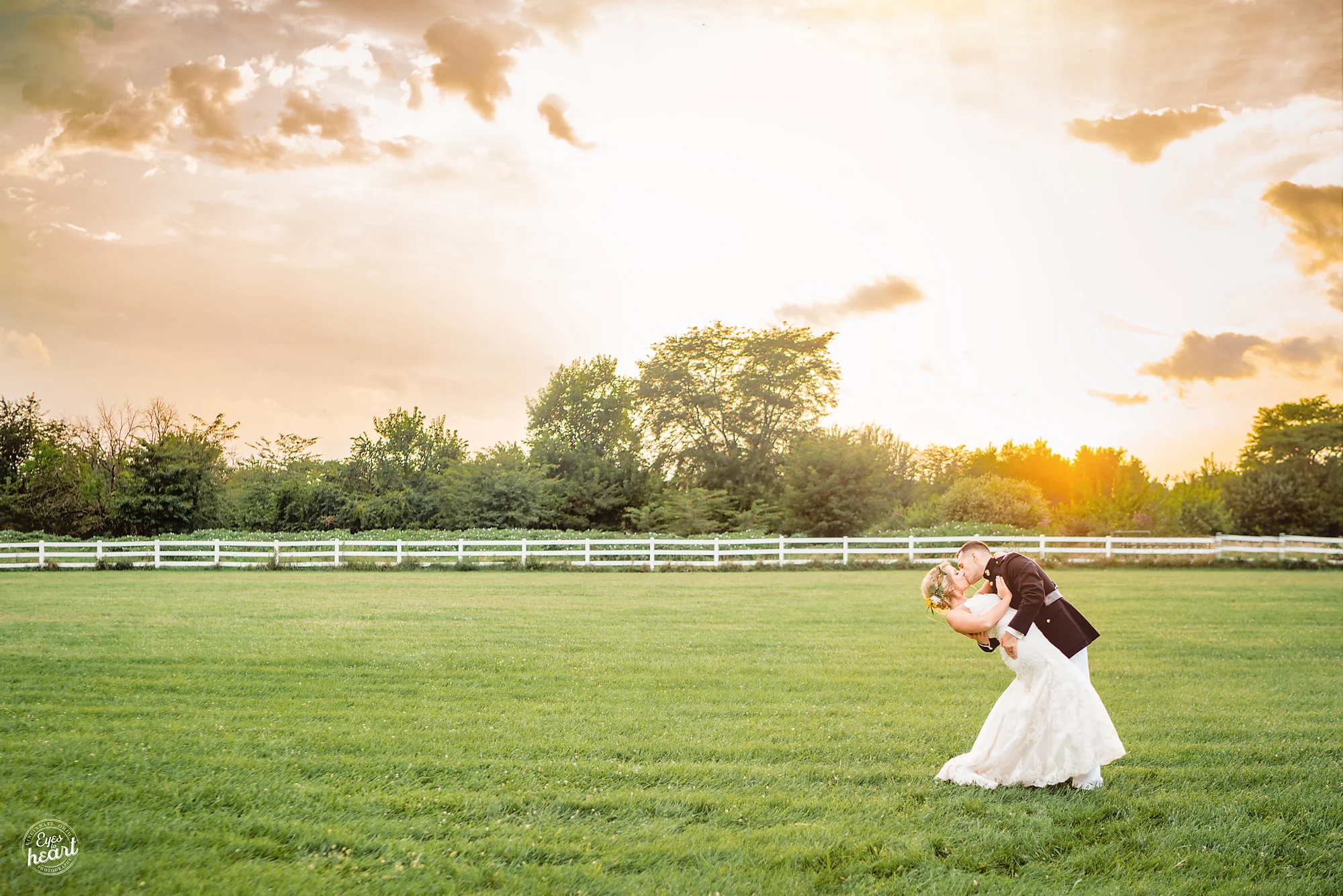 Cincinnati-Wedding-Photographers-Hughes-Center-Barn-22.jpg