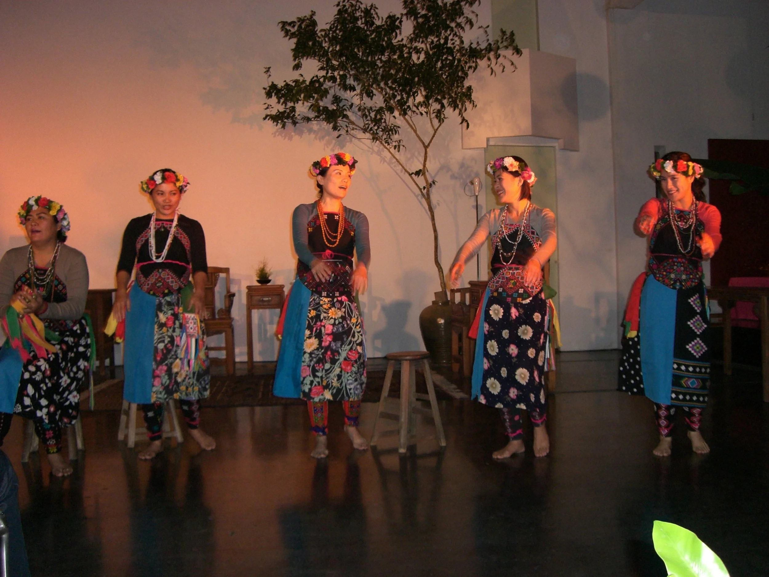 Traditional Taiwanese dance, November 2006.jpg