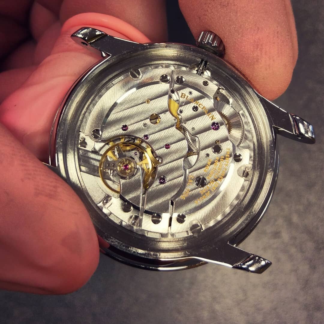 Wat is horlogemaker toch ook een mooi en veelzijdig beroep, elke dag mag ik weer aan een ander uurwerk werken. Onlangs mocht ik onderhoud aan deze Blancpain 1106 uitvoeren, een handwinder met dubbele veerton, 80 uur gangreserve en ook nog eens een in