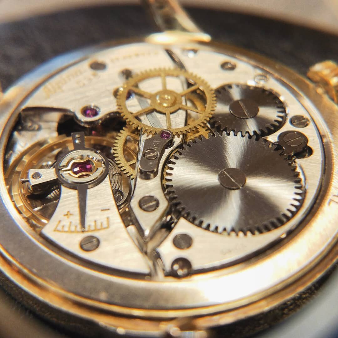 Vroeger hadden de meeste horloges een kleine secondewijzer op de 6 uur positie, in het begin werd een uurwerk vaak aangepast door achterop een extra rad te plaatsen welke vervolgens een centrale secondewijzer aandrijft. Op deze manier konden horloges