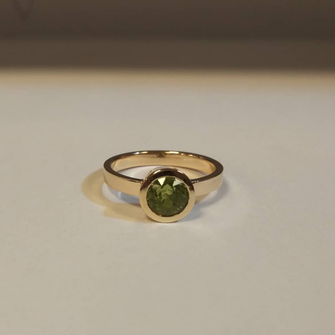 Van een oorbel naar een ring🙂💚💛 #goldsmith #handmadejewelry #handmade #peridote #groningen #groningencity #ergaatnietsbovengroningen #green
#goud #gold