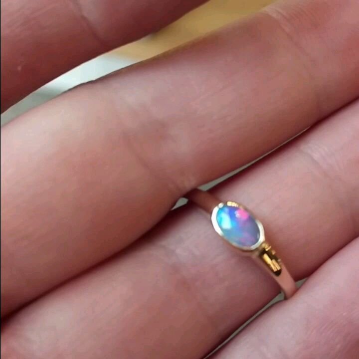 Mooi kleurenspel in deze opaal!  Gezet in 14 karaat goud. 😍🌈 #opaal #opal #handmadewithlove #goldsmith #grunn #visitgroningen #groningencity #supportlocal #handmadejewelry #love