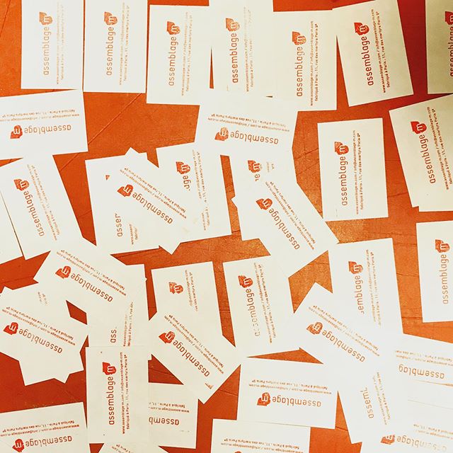 On pr&eacute;pare nos cartes de visites pour le Black Friday... Retrouvez nous au Bon March&eacute; pour une vente exceptionnelle  www.assemblage-m.com.  #assemblagem #cartedevisite #design #architecture #motifs #papierpeint #orange #decoration #lamp